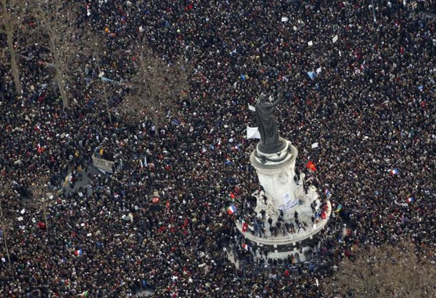 Secondo i media francesi sono due milioni le persone scese in piazza oggi a Parigi